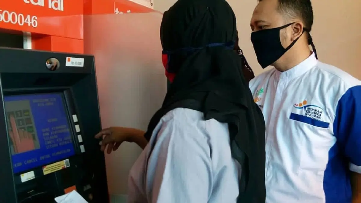 Ilustrasi pengecekan saldo bansos tahap 2 oleh KPM. (Foto: Instagram @pkhkarawaci)