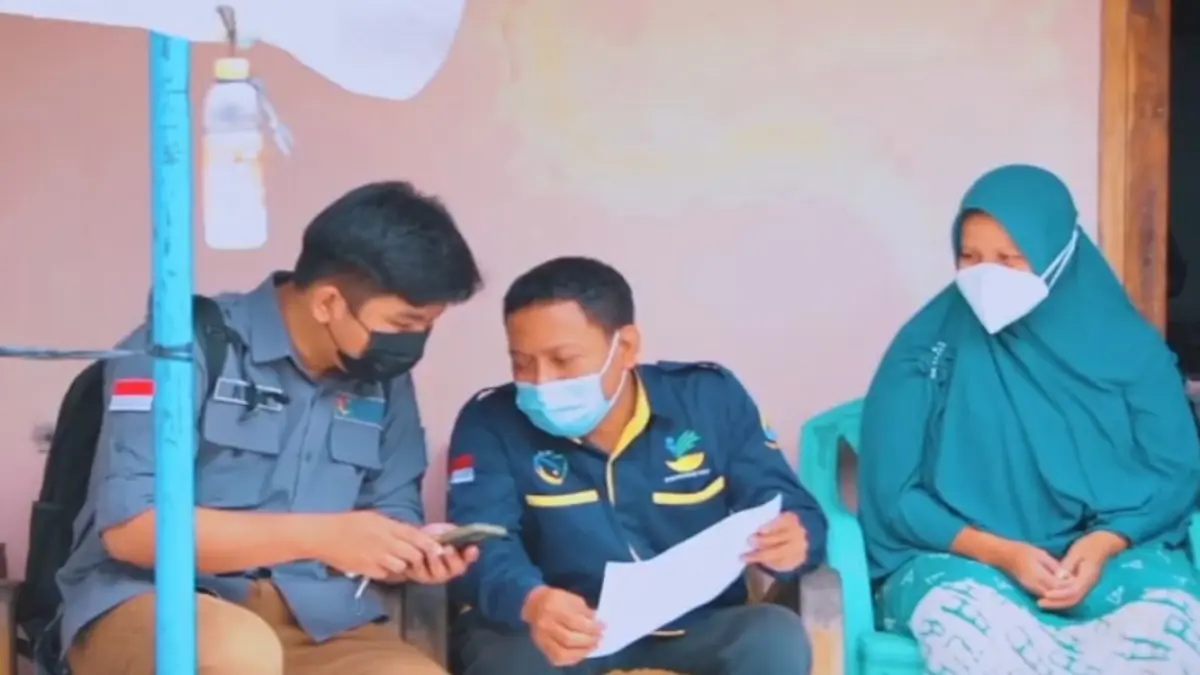 Ilustrasi petugas mengecek data penerima bansos. (Foto: YouTube Kemensos RI)
