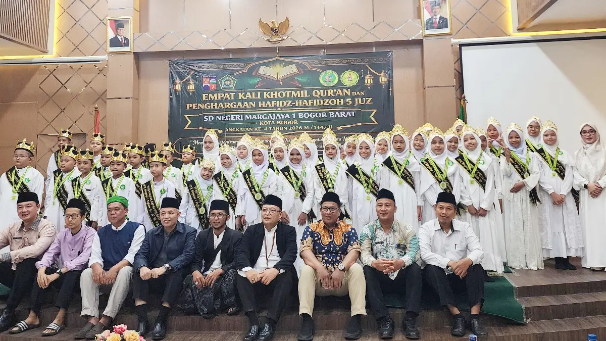 Kebersamaan para siswa SDN Margajaya 1 bersama jajaran guru, Kemenag Kota Bogor, dan orang tua usai kegiatan Empat Kali Khotmil Qur’an dan penghargaan hafidz-hafidzah 5 juz Al-Qur’an angkatan ke-4 di Aula Kemenag Kota Bogor. (Dok. Panitia)