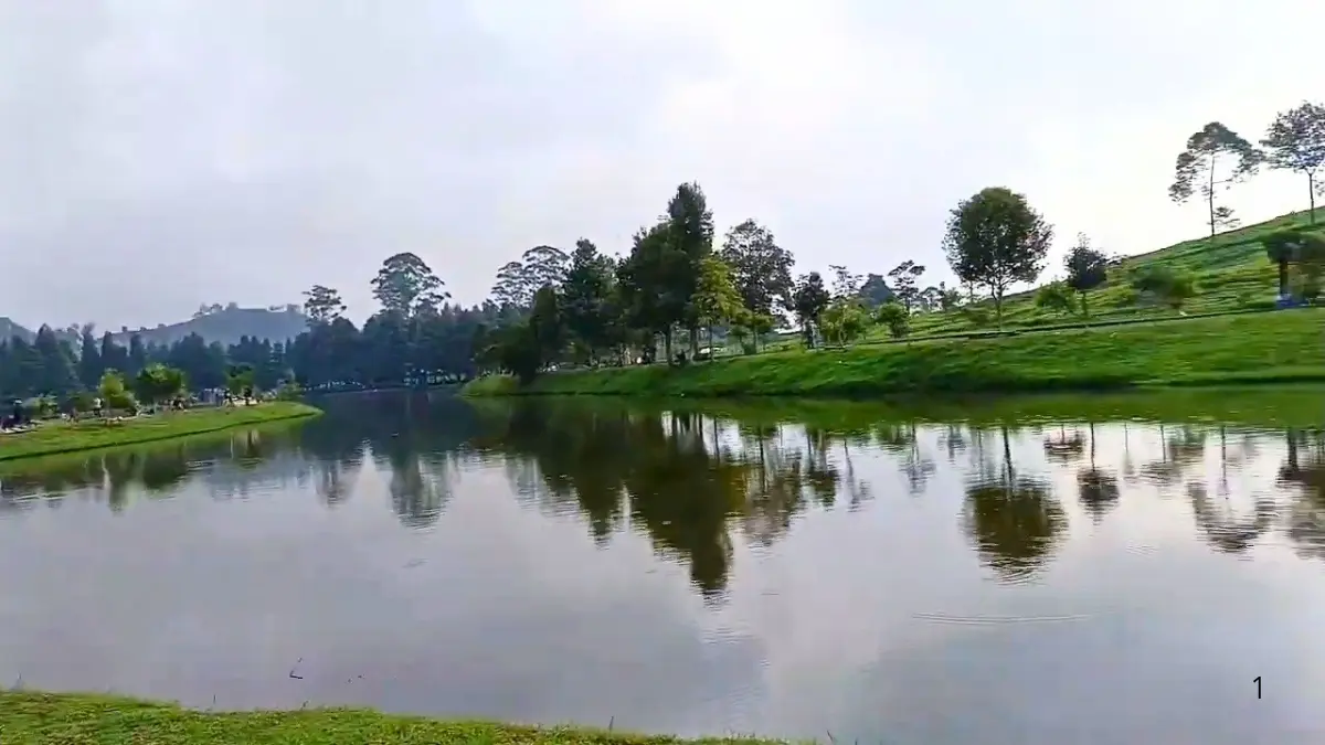 Kejernihan air di hulu Ciliwung mirip kaca mampu menarik atensi banyak wisatawan pecinta alam (Foto: Tangkapan Layar YouTube DotCo)