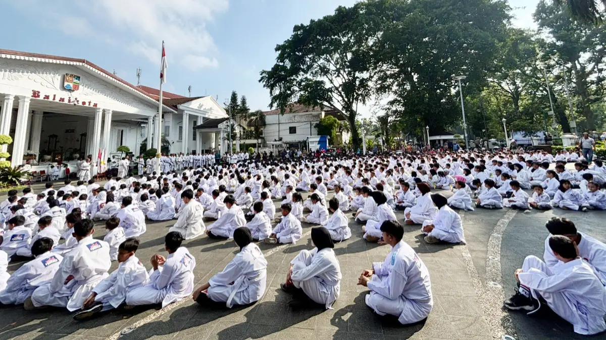 Latihan bersama yang diikuti ratusan karateka dari berbagai ranting dari INKAI Kota Bogor di Plaza Balai Kota Bogor, Minggu, 26 April 2026.(Ruri/Radar Bogor)