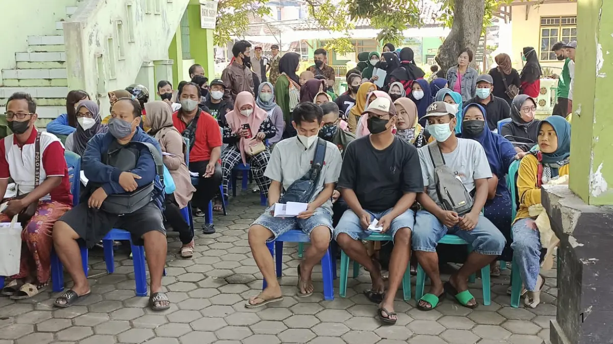 Para penerima manfaat bansos sedang mengantre (Foto: medono.pekalongankota.go.id)