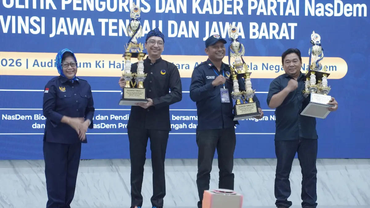 Perwakilan DPD Partai NasDem Kota Bogor Fajar (dua dari kiri) meraih juara kelompok terbaik dalam bimtek nasional di Akademi Bela Negara NasDem. (Dok. Nasdem Kota Bogor)