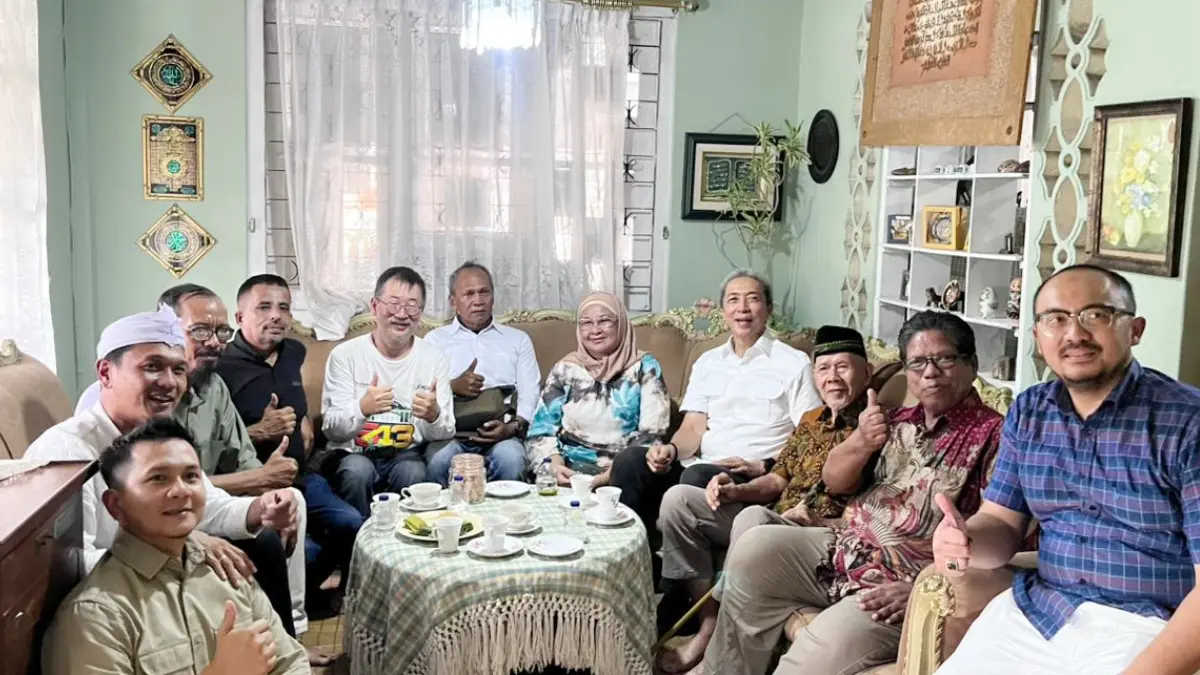 Wali Kota Bogor Dedie A Rachim saat berkunjung ke rumah Margonda  di Jalan Selot, Kecamatan Bogor Tengah. (Dzikry/Radar Bogor)