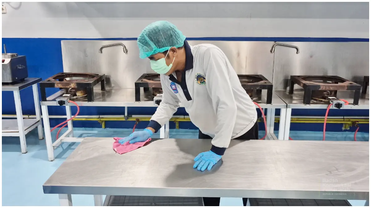Berkat program Dapur Makan Bergizi Gratis (MBG), Suranto kini punya penghasilan kembali setelah kena PHK.