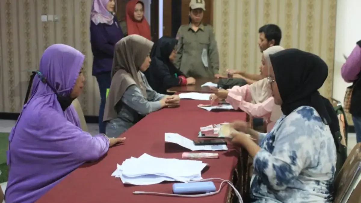 Ilustrasi Penyaluran Bansos PKH dan BPNT kepada KPM. (Foto: Instagram @periuk_channel)