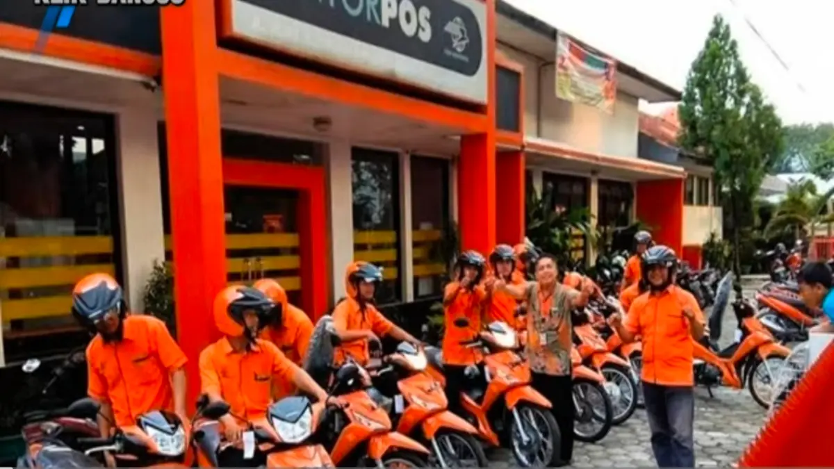 Ilustrasi penyaluran bansos via PT Pos. (Instagram @pusdatinkesos)