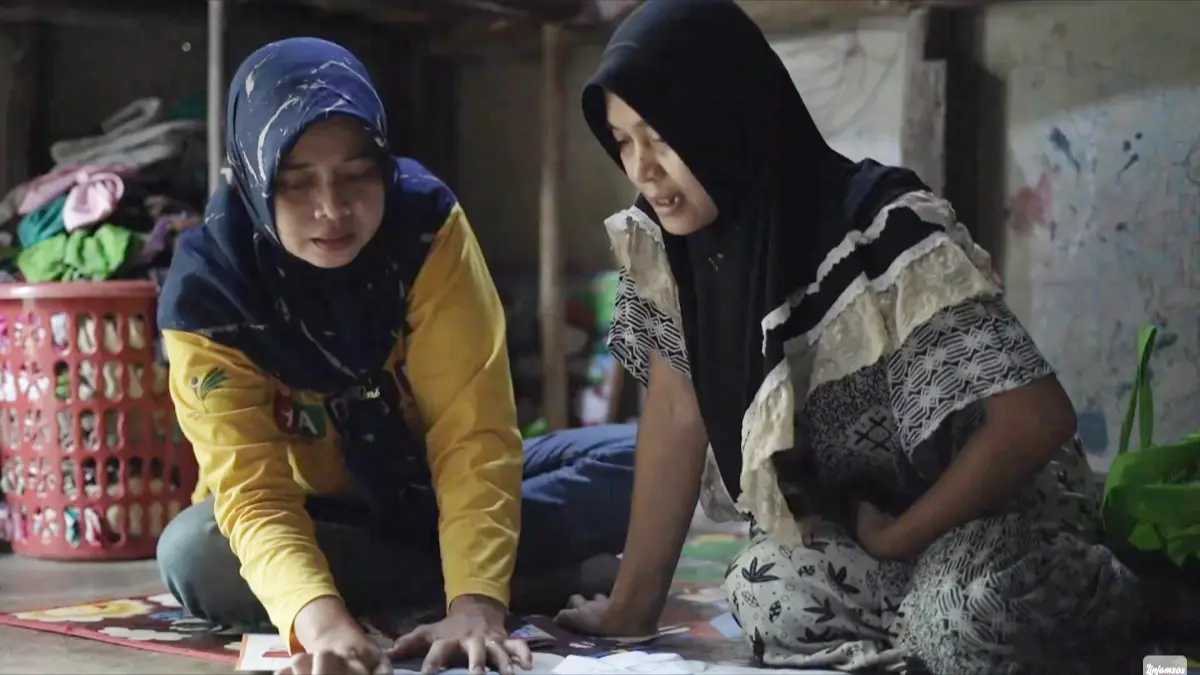 Ilustrasi petugas penyaluran bansos ke penerima. (Foto: YouTube Linjamsos Oke)