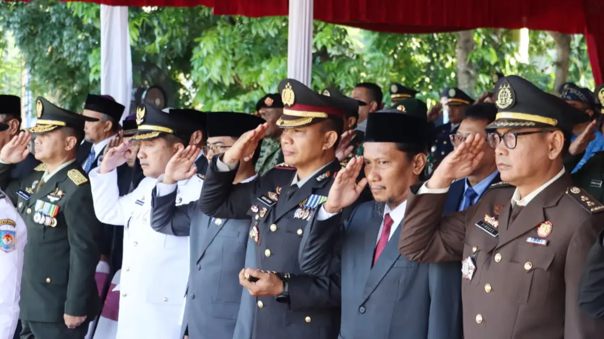 Kapolres Metro Depok Kombes Pol Abdul Waras saat mengikuti upacara HUT ke-27 Kota Depok di Lapangan Depok Open Space (DOS) Senin, 27 April 2026. (Dok. Humas Polres Metro Depok)