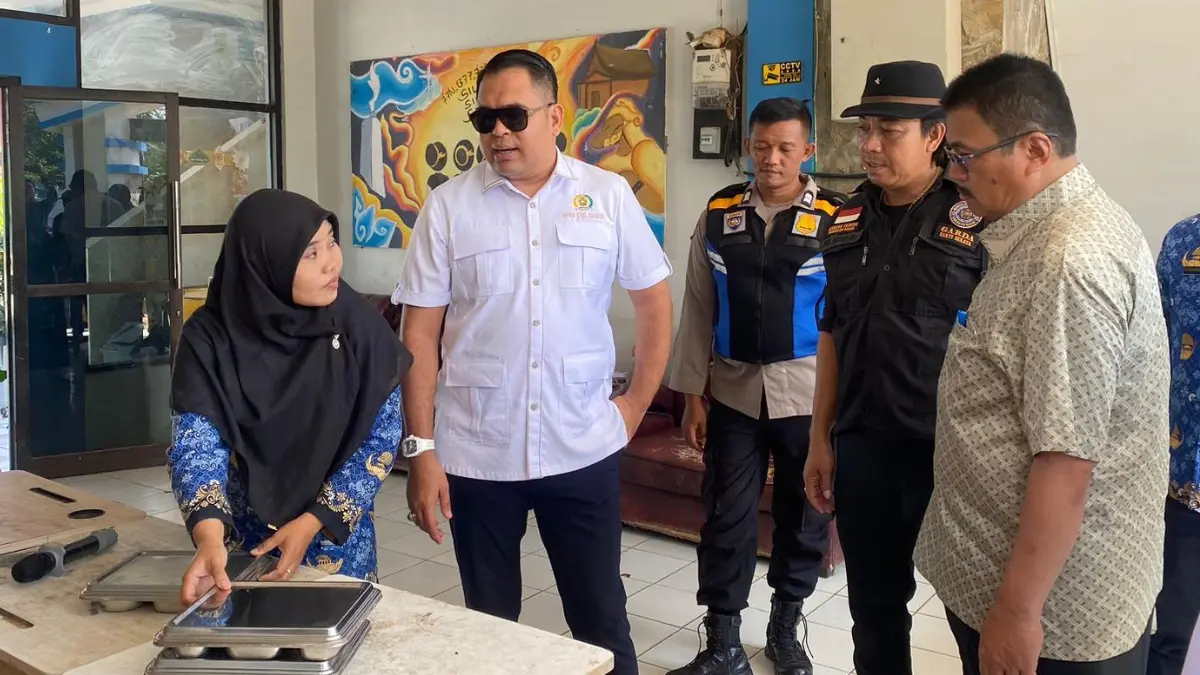 Ketua Komisi 1 DPRD Kabupaten Bogor, Muhammad Irvan Maulana saat melakukan pengecekan MBG di SMPN 4 Gunung Putri, Senin, 27 April 2026. (Muhammad Ali/Radar Bogor)