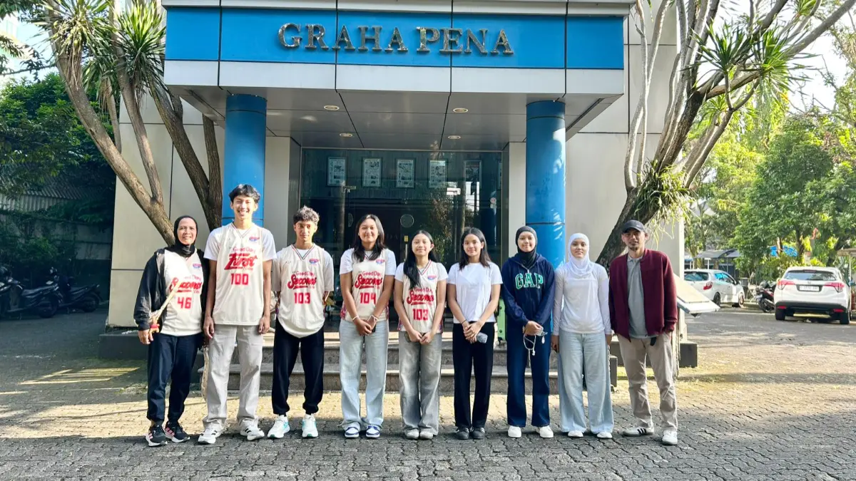 Para student athlete dan pelatih asal Honda DBL Bogor yang mengikuti DBL Camp 2026 di Jakarta saat berangkat dari gedung Graha Pena, Senin, 27 April 2026.(Dok. Radar Promosindo)
