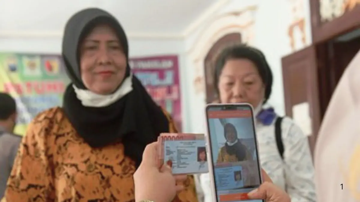Pemotretan untuk bukti penerimaan bansos Kemensos RI (Foto: kedirikota.go.id)
