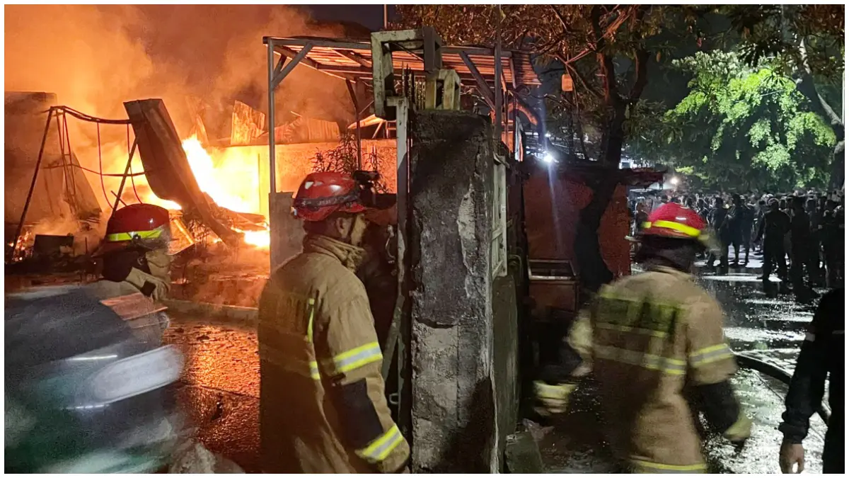Petugas Damkar Kota Depok sedang melakukan penanganan kebakaran gudang ekspedisi yang berawal dari letusan kembang api pada Senin dini hari 27 April 2026. (Foto : Damkar Depok for Radar Bogor)