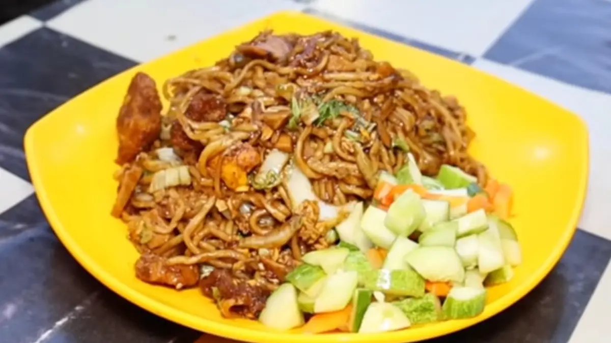 Rekomendasi kuliner Mie Saroja Bogor. (Foto: YouTube Separuh Aku Lemak)