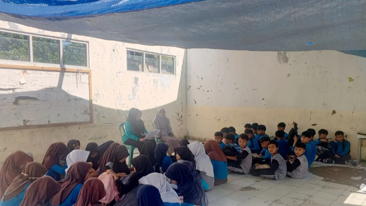 Siswa-siswi SDN Ciketug, Desa Pangkaljaya, Kecamatan Nanggung, Kabupaten Bogor tetap belajar beratapkan terpal setelah bangunan sekolah mereka ambruk. (Dok. SDN Ciketug)