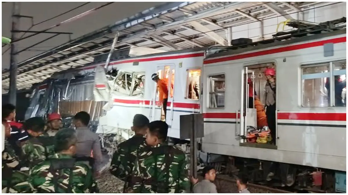 Evakuasi korban tabrakan kereta di Stasiun Bekasi Timur. Untuk sementara operasional di stasiun tersebut ditutup.