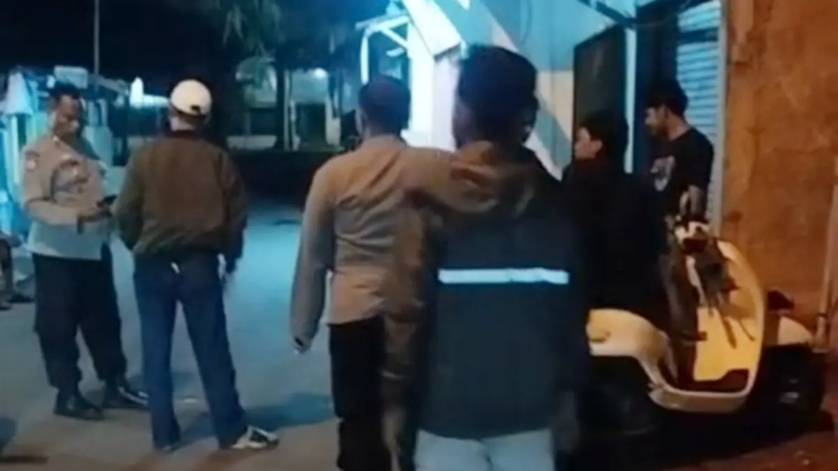 Evakuasi perempuan dalam insiden yang terjadi di Jalan Pandu Raya, Kota Bogor. (Dok. Dinsos Kota Bogor)