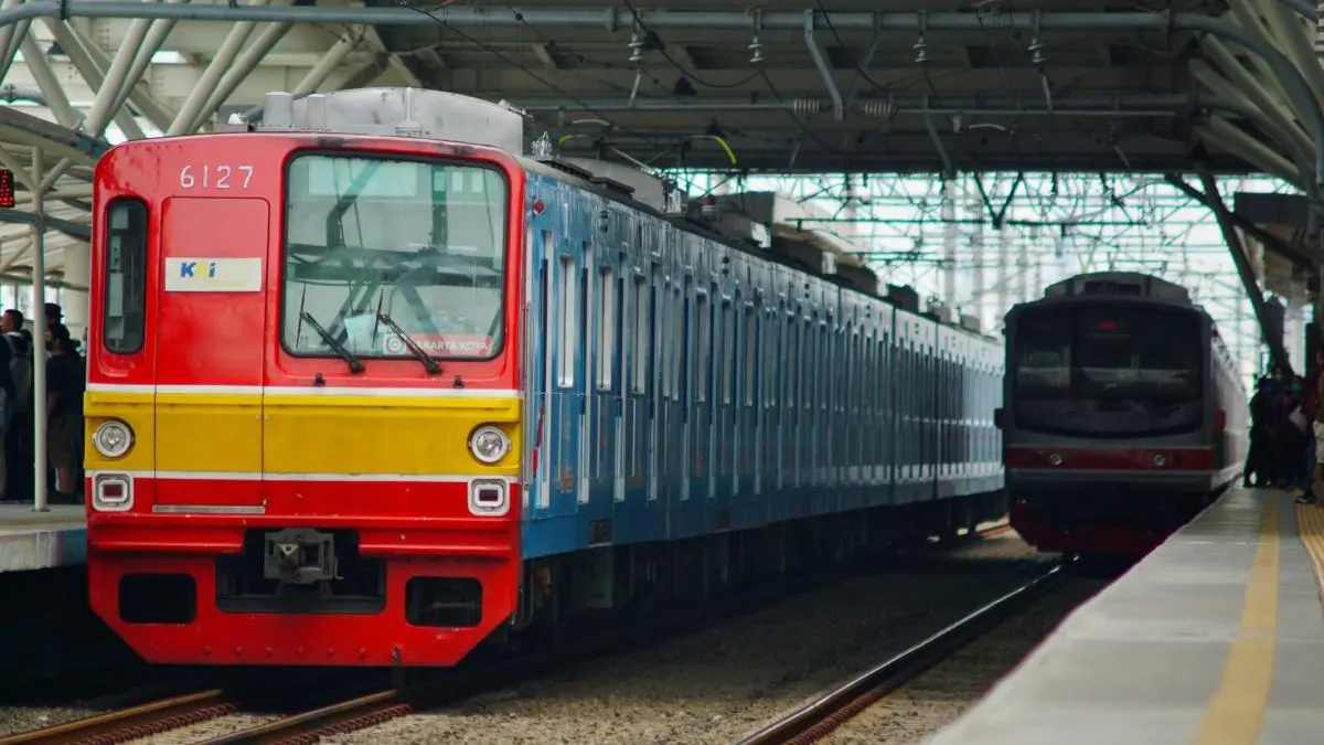 Ilustrasi jadwal pengalihan rute KRL akibat tabrakan kereta di Bekasi Timur. Foto: Laman Tribratanews Polri