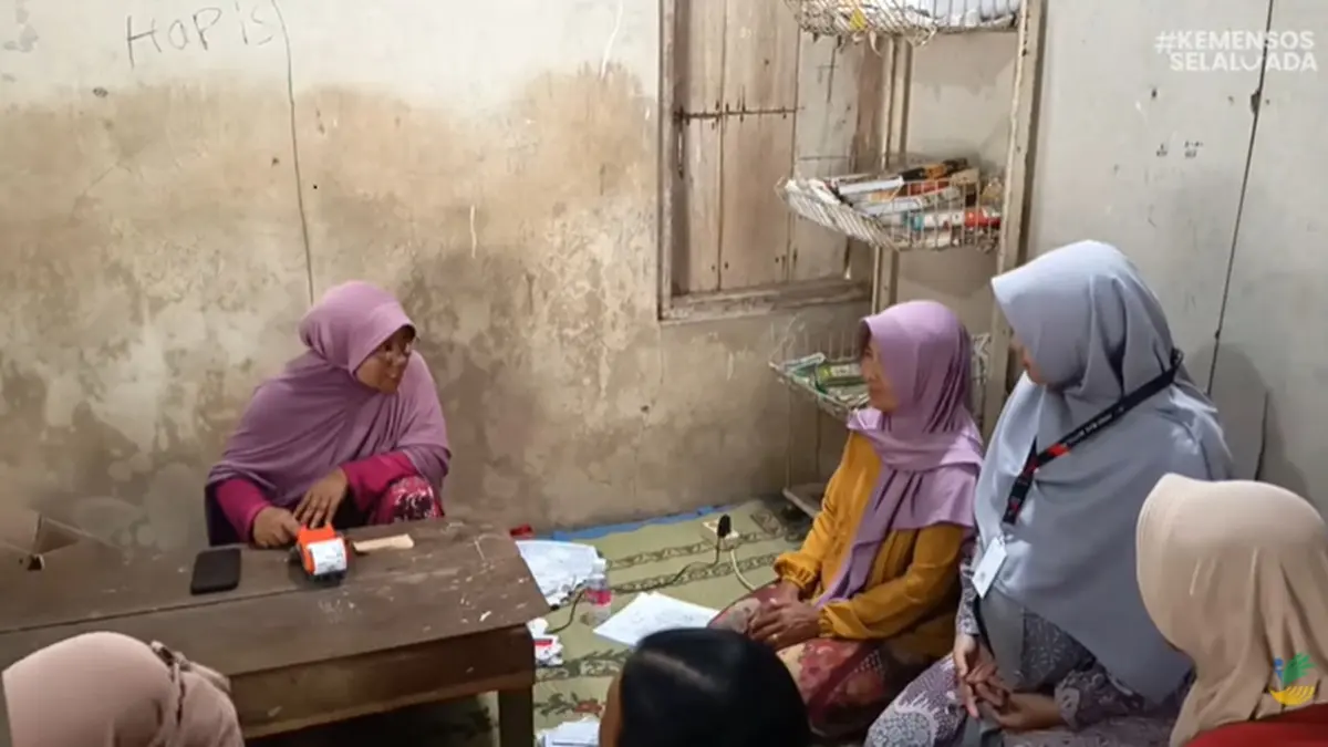 Ilustrasi laporan pencairan bansos di lapangan. (Foto: YouTube Kemensos RI)