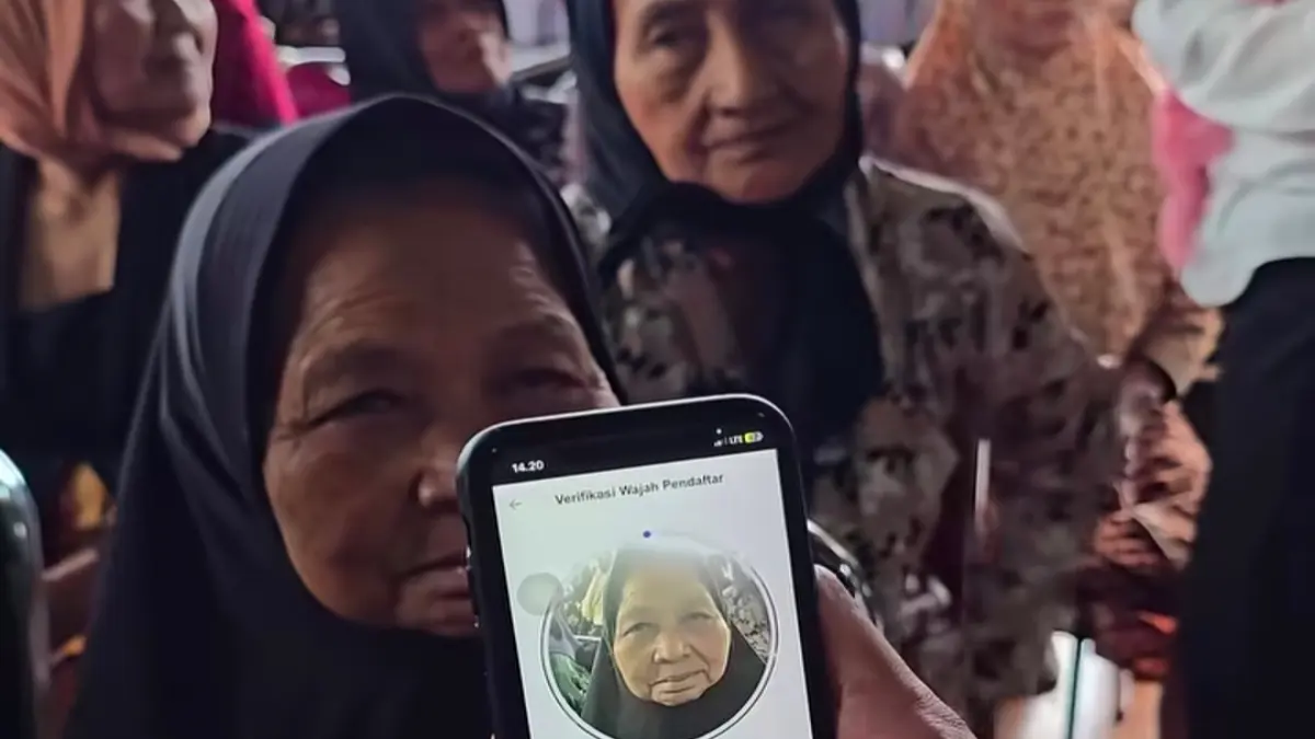 Ilustrasi pengecekan verifikasi data bansos KPM. (Foto: Instagram @kemensosri)