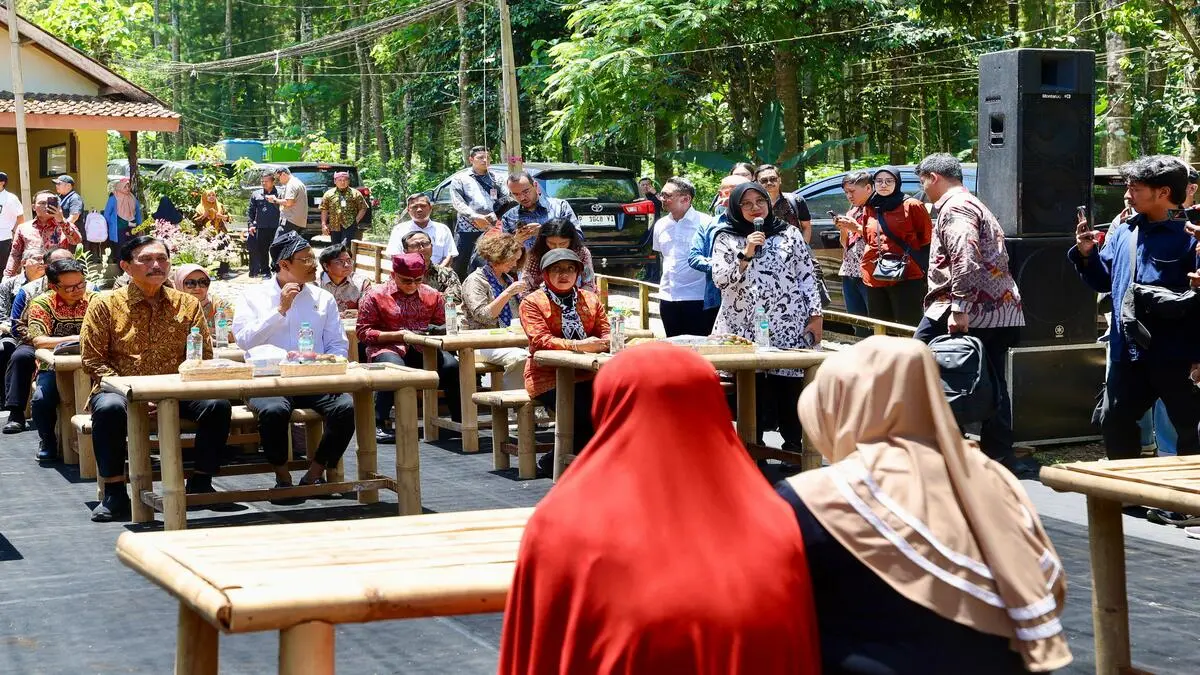 Ilustrasi penyaluran bansos kepada KPM. (Foto: banyuwangikab.go.id)