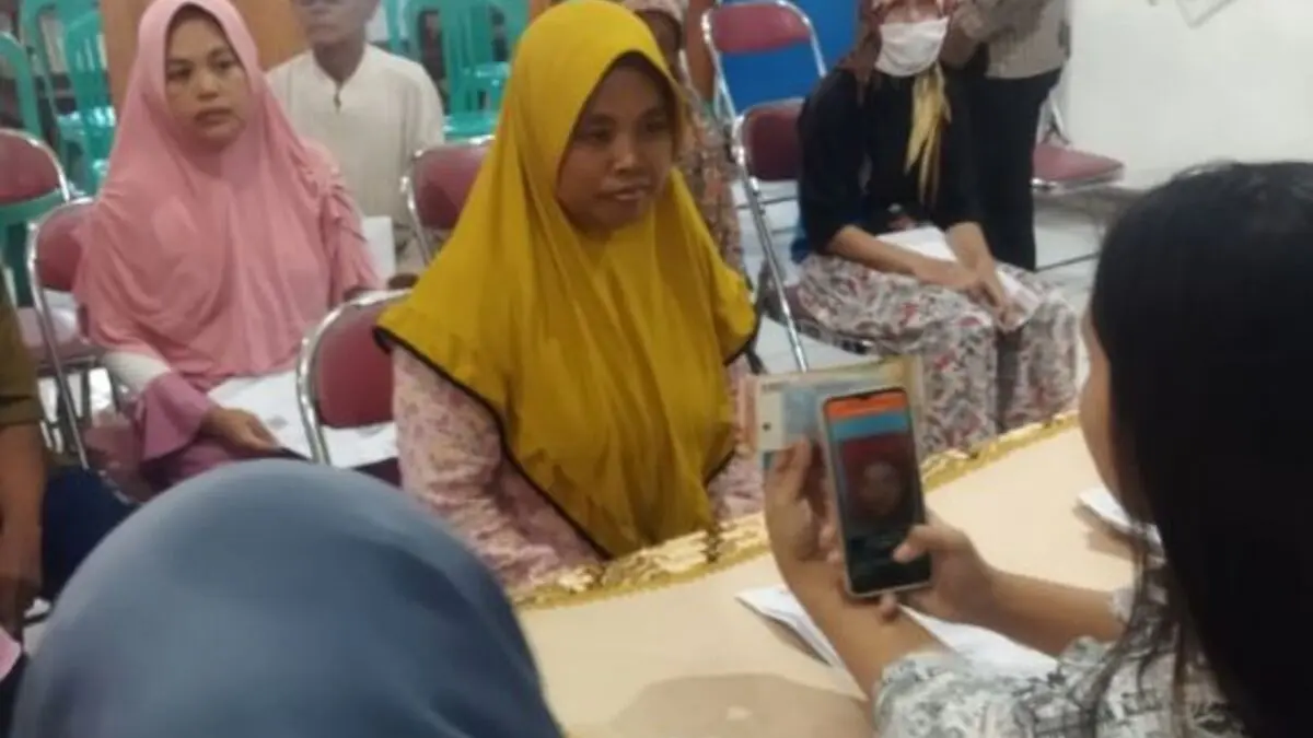 Ilustrasi penyaluran bansos kepada KPM. 