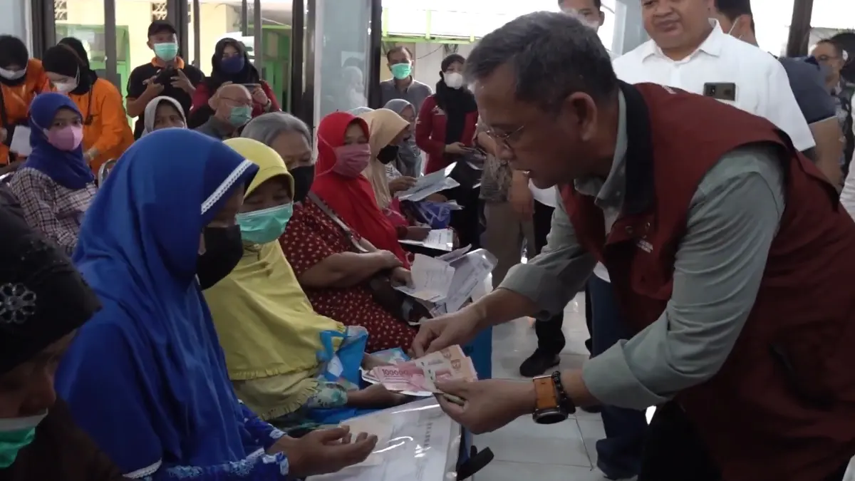Ilustrasi penyaluran bansos oleh petugas kepada para penerima manfaat. (Foto: Youtube Kemensos RI)