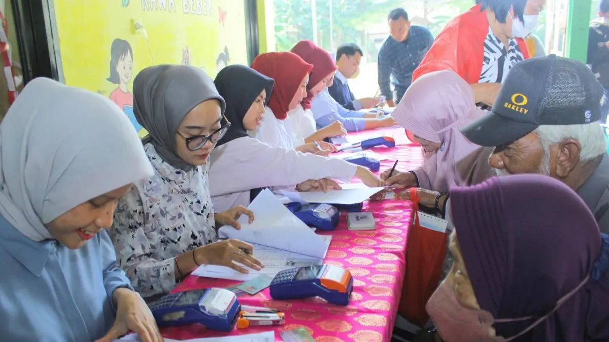 Ilustrasi Penyaluran Bansos PKH dan BPNT. (Foto: Instagram @kelurahan_pulogebang)