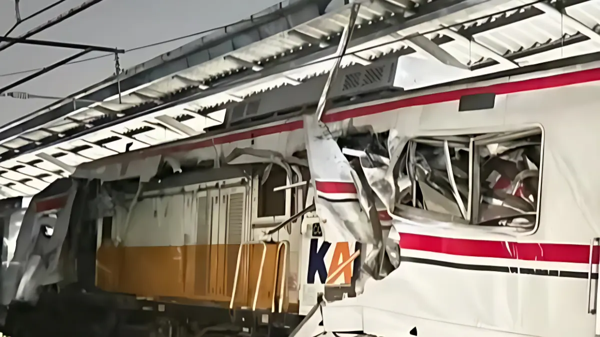 Kecelakaan 2 kereta api di Stasiun Bekasi Timur.
