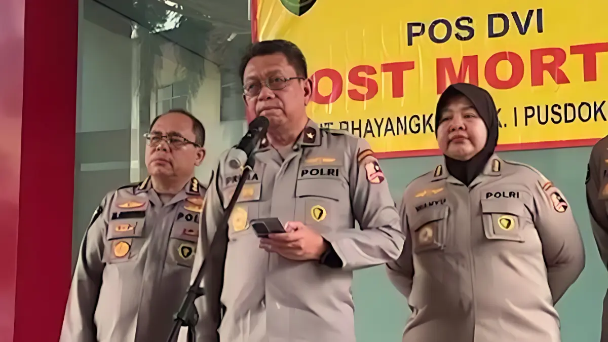 Kepala RS Polri Kramat Jati, Brigjen Pol Prima Heru Yulihartono memberikan penjelasan kepada wartawan.