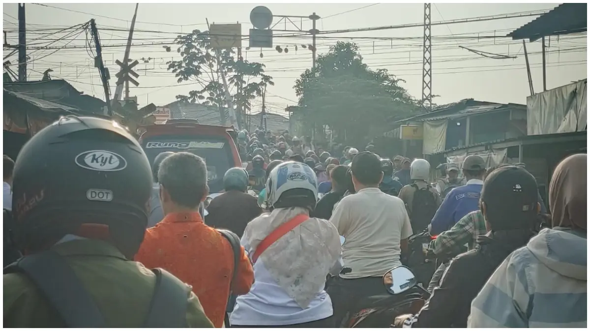 Kondisi lalulintas di perlintasan kereta Citayam Kota Depok. Nampak pengendara motor saling menutup lajur kendaran saat perlintasan baru dibuka. (Foto : Fajar/ Radar Bogor)