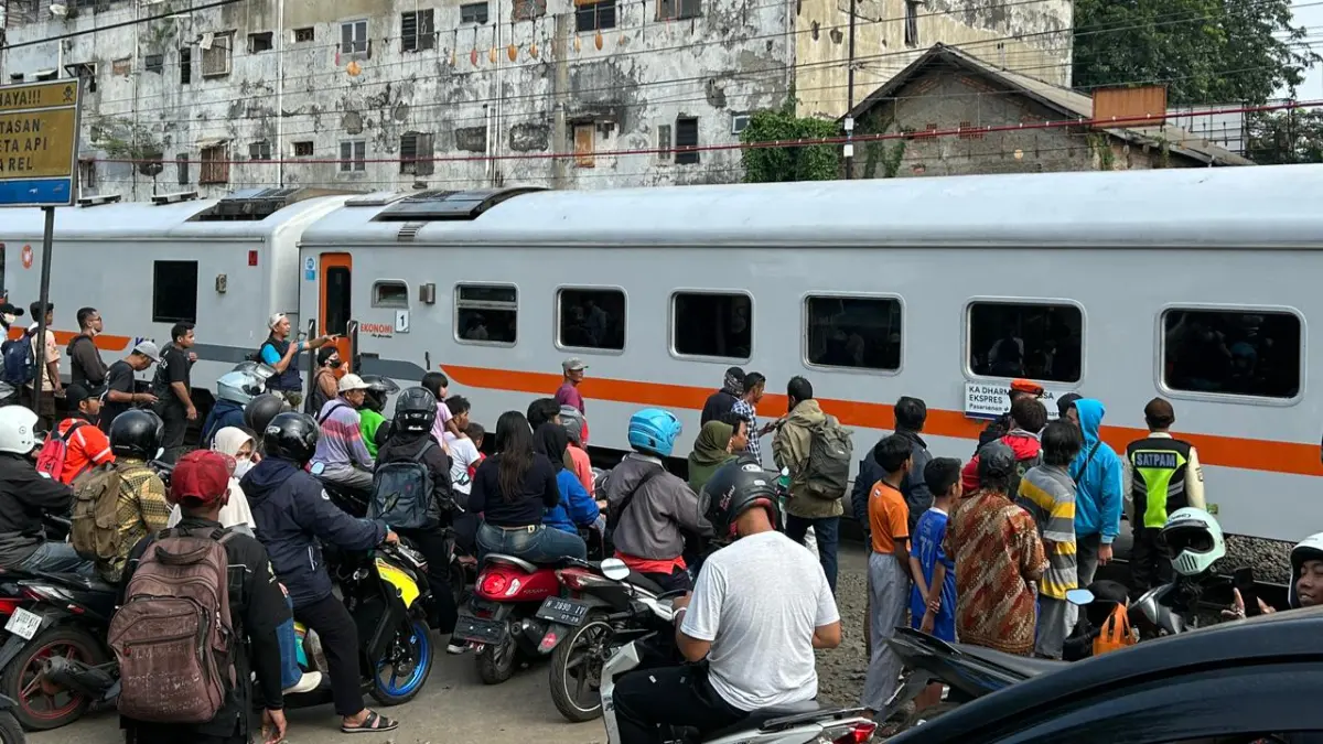Kondisi perlintasan tanpa palang di dekat Stasiun Bekasi Timur, Jawa Barat, Selasa, 28 April 2026.(Fauzan/Radar Bogor)