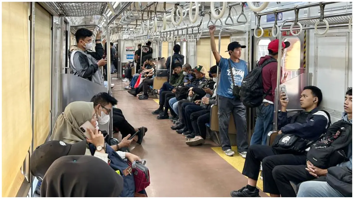 Kondisi terkini gerbong KRL arah Jakarta. Sejumlah penumpang was-was terkait insiden tabrakan KRL di Stasiun Bekasi Timur. (Foto : Fauzan/Radar Bogor)