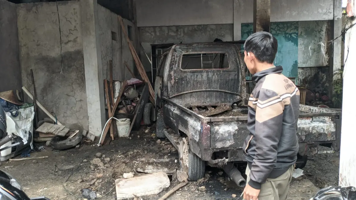 Mobil pick up terbakar di Kampung Laladon, Desa Cibitung Tengah, Kecamatan Tenjolaya, Kabupaten Bogor, Selasa, 28 April 2026. (Dok. Damkar Kabupaten Bogor)