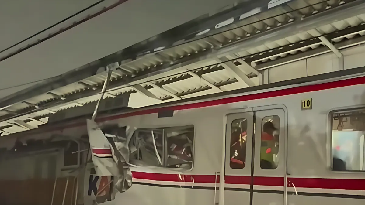 Pasca kejadian tabrakan 2 rangkaian kereta api terjadi di Stasiun Bekasi Timur pada Senin malam, 27 April 2026.