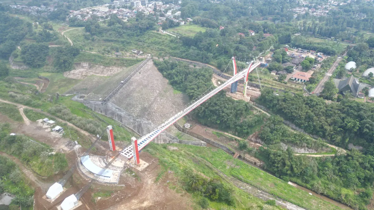 Pembangunan jembatan kaca di Bendungan Sukamahi, Kabupaten Bogor diperkirakan bakal rampung pada akhir Mei 2026. (Aziz/Radar Bogor)