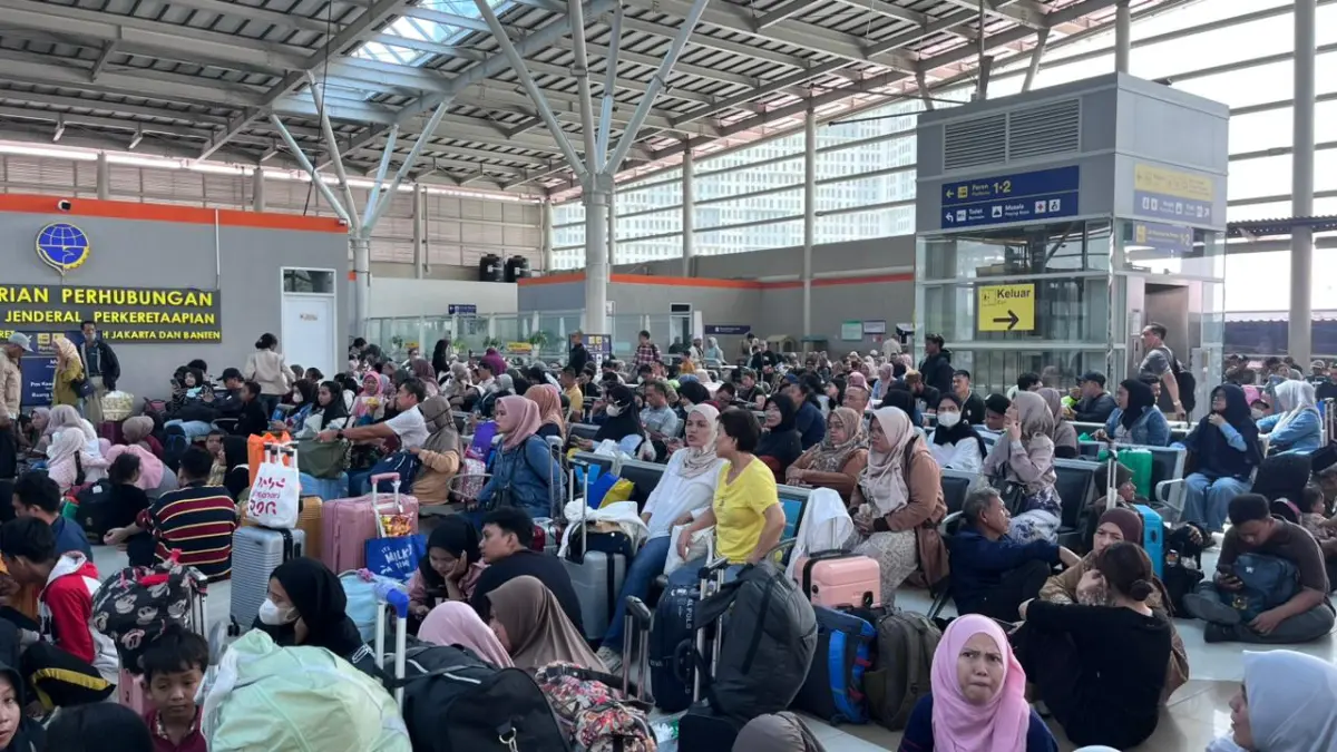 Penumpang yang menunggu kereta jarak jauh di Stasiun Bekasi. (Foto : Dzikry/Radar Bogor)