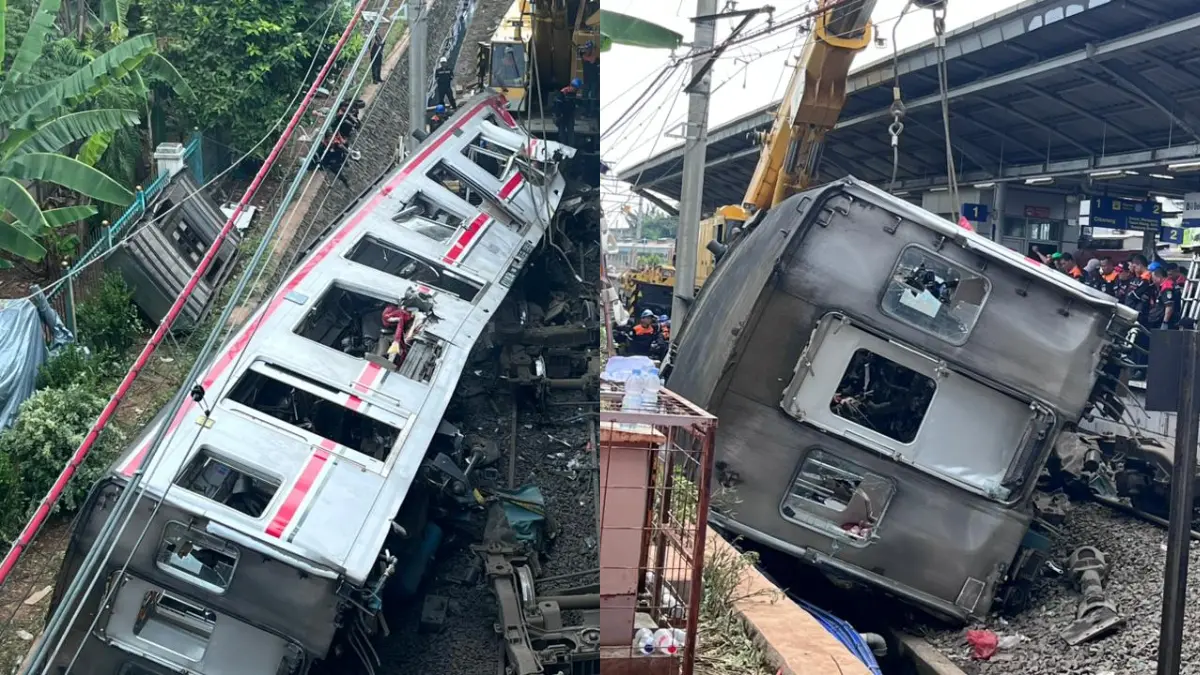 Petugas mengevakuasi kereta yang tabrakan di Stasiun Bekasi Timur, Selasa 28 April 2026.  (Foto: Dzikry/ Radar Bogor)