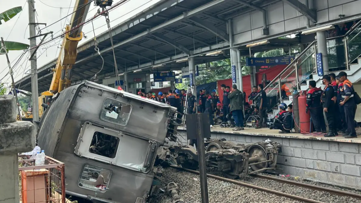 Proses evakuasi KRL yang ditabrak KA Argo Bromo Anggrek di Stasiun Bekasi Timur masih berlangsung pada Selasa, 28 April 2026 siang. (Fauzan/Radar Bogor)