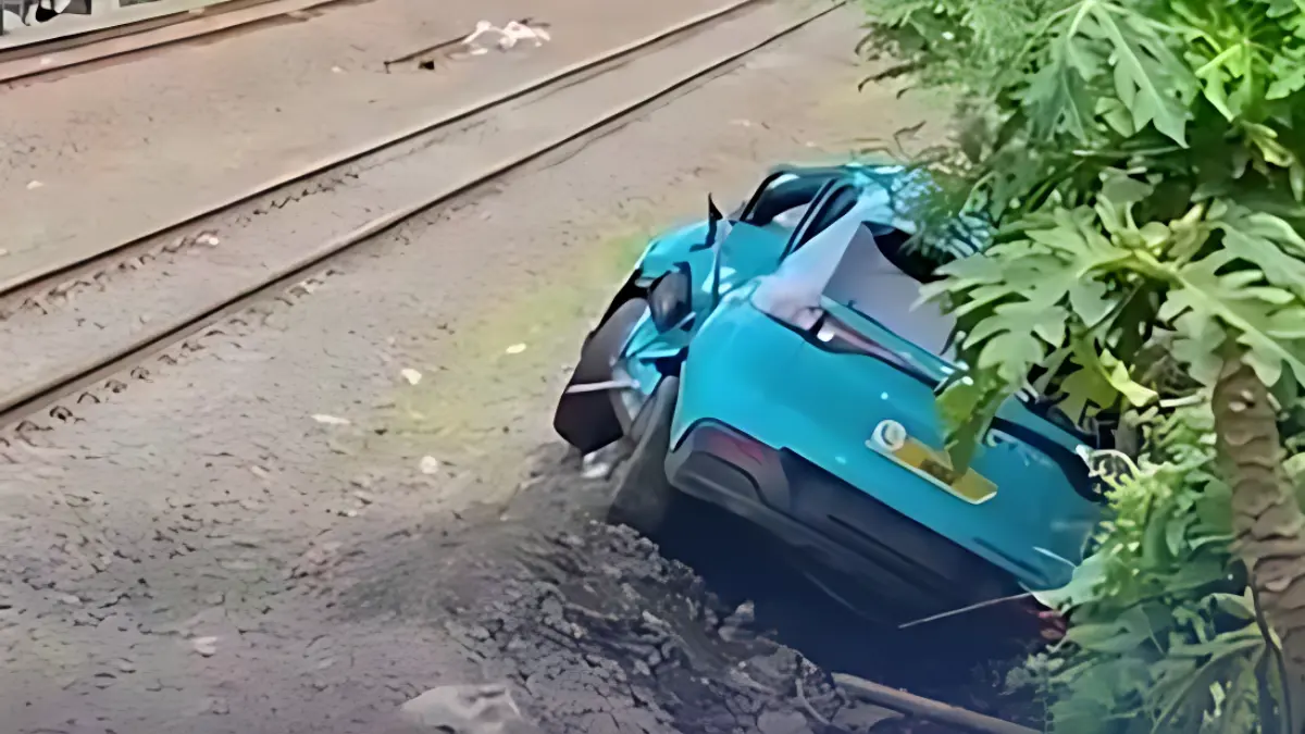 Taksi listrik mogok di rel sehingga terjadi tabrakan kereta.