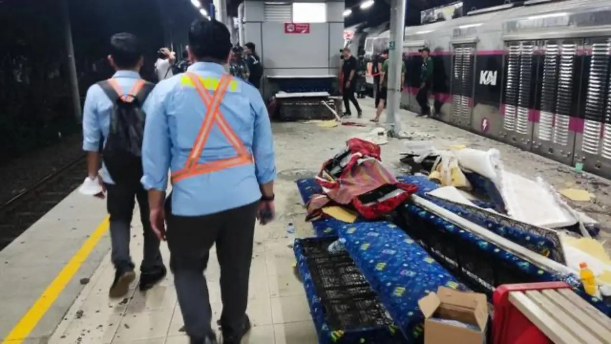 Tim KNKT mulai melakukan investigasi insiden tabrakan KRL dan KA Agro Bromo Anggrek di Bekasi Timur. Foto: Akun X KNKT