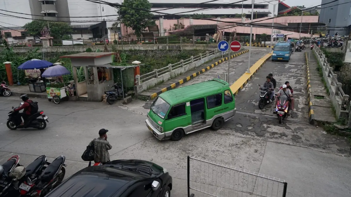 Angkot melintas di kawasan Pasar Jambu Dua Kota Bogor, Rabu (29/4/2026). Foto : Sofiansyah/Radar Bogor
