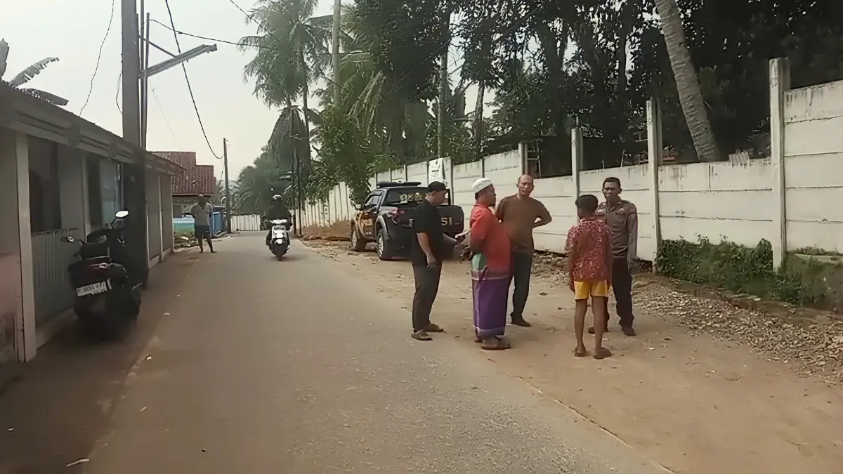 Angota Polsek Rumpin Bogor bersama orang tua korban langsung ke lokasi kejadian. (Nasir/ Radar Bogor)