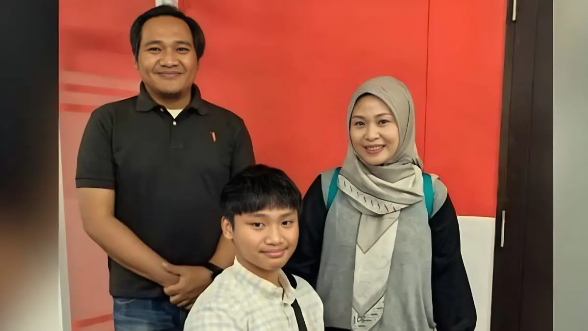Athalla Shaquille Bayanaka mengikuti UTBK-SNBT di IPB, Dramaga, Kabupaten Bogor ditemani orang tuanya.