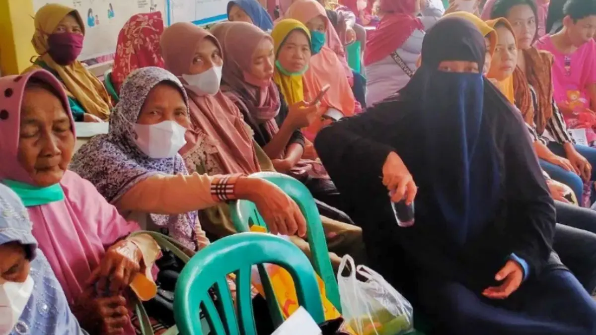 Ilustrasi KPM antri untuk cairkan bansos (Foto:&nbsp;kel-sukajadi.kotaprabumulih.go.id)