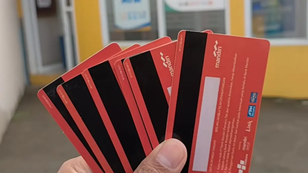 Ilustrasi KPM melakukan pengecekan KKS terbitan Bank Mandiri untuk melihat pencairan bansos tahap 2 2026 (Youtube Arfan Saputra Channel)