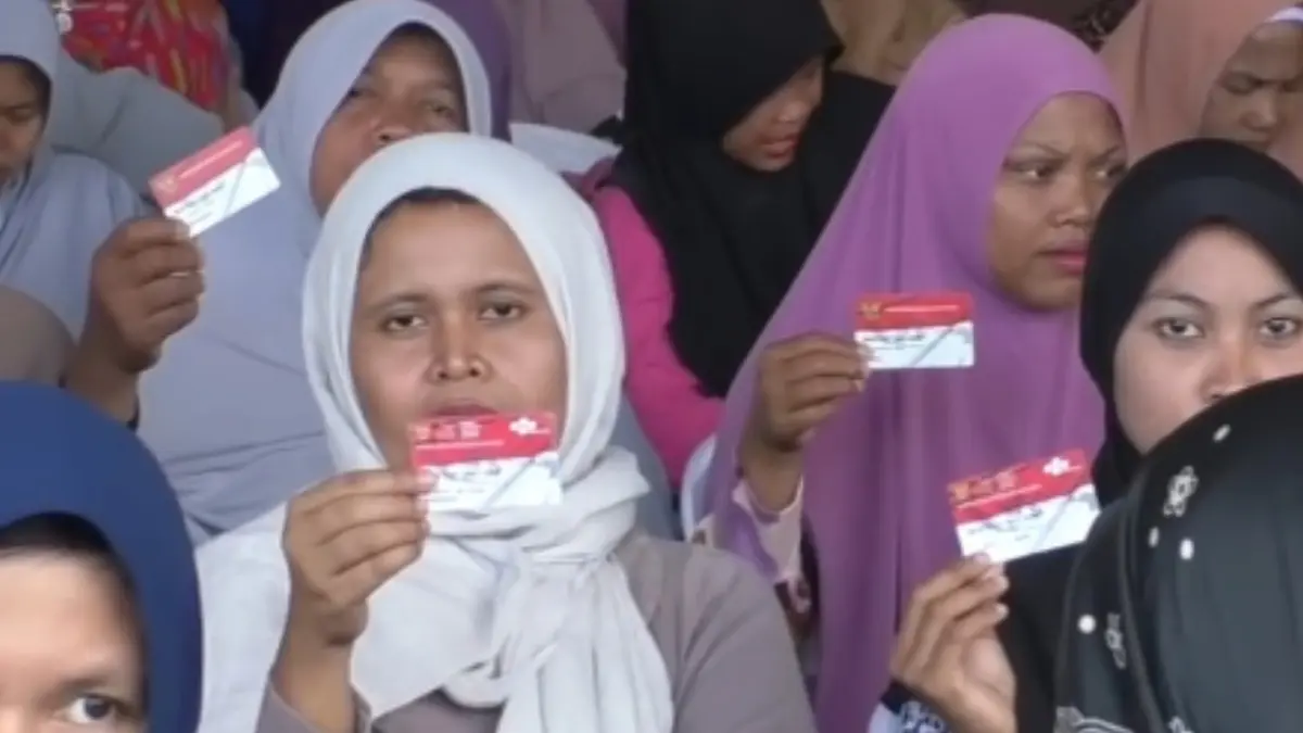 Ilustrasi KPM pemegang KKS bansos. (Foto: YouTube Linjamsos Oke)