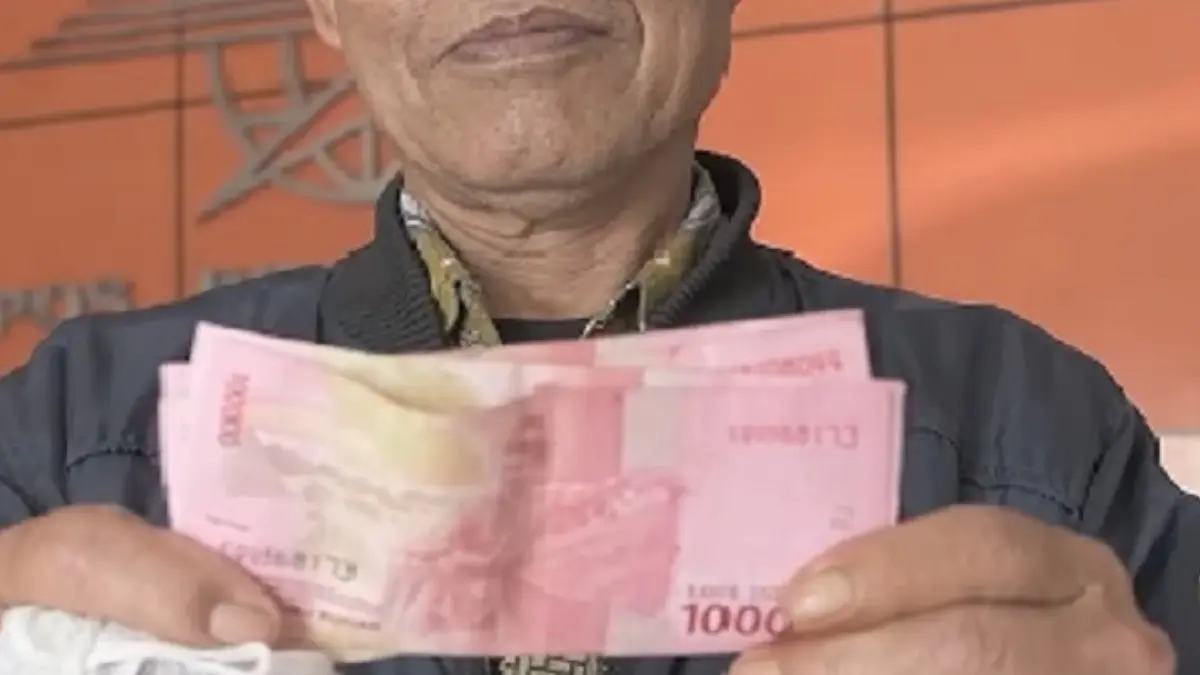 Ilustrasi pencairan uang tunai bansos untuk KPM. (Foto: Youtube Kemensos RI)