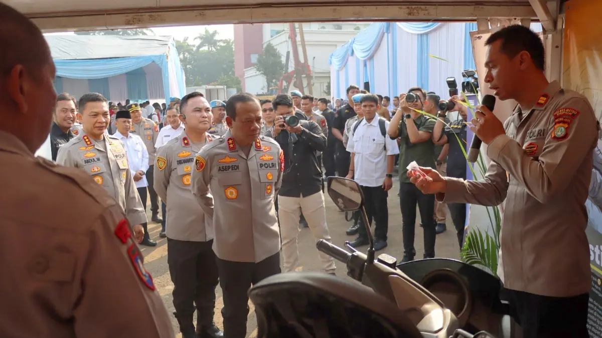 Kapolsek Tajurhalang tengah mendemonstrasikan anti maling motor saat peletakan batu pertama pembangunan di Mako Polrestro Depok, Rabu 29 April 2026.