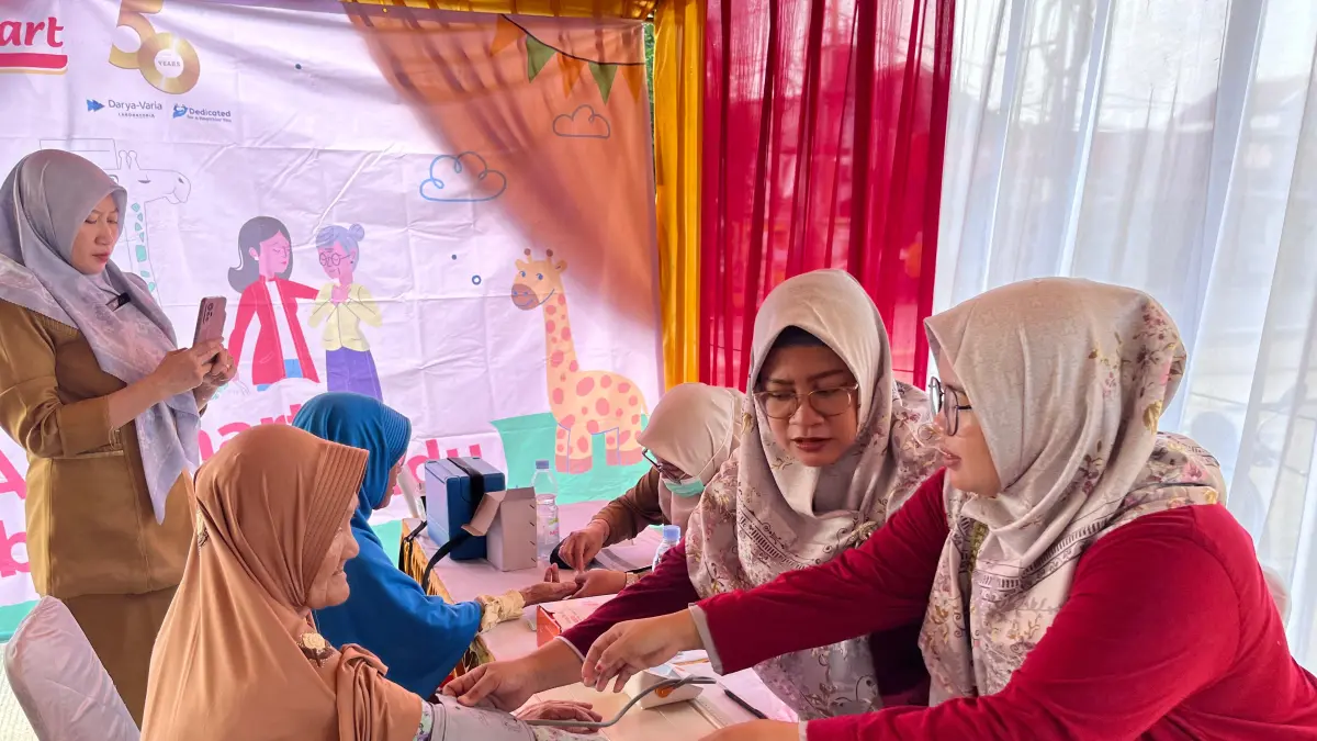 Kegiatan Alfamart Sahabat Posyandu di halaman gerai Alfamart KB Duren Kalimulya, Kota Depok, Senin 20 April 2026.